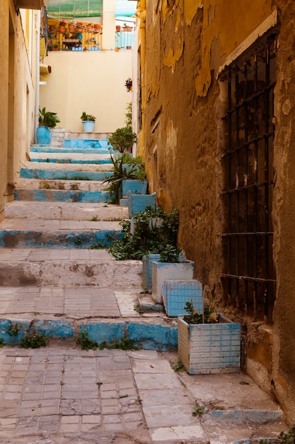 Calle estrecha en la vieja ciudad europea