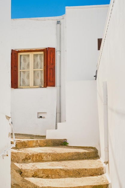 Calle griega en un centro comercial en Lindos Isla de Rodas Islas griegas del archipiélago del Dodecaneso Europa Vacaciones y viajes alrededor del marco vertical de las islas