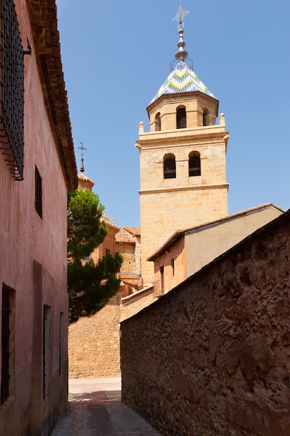 calle con iglesia en Albarracín. Aragón