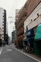 Foto gratuita calle de japón con hombre en bicicleta