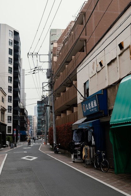 Calle de Japón con hombre en bicicleta