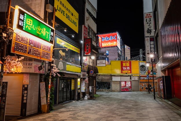 Calle de Japón con tiendas y carteles.