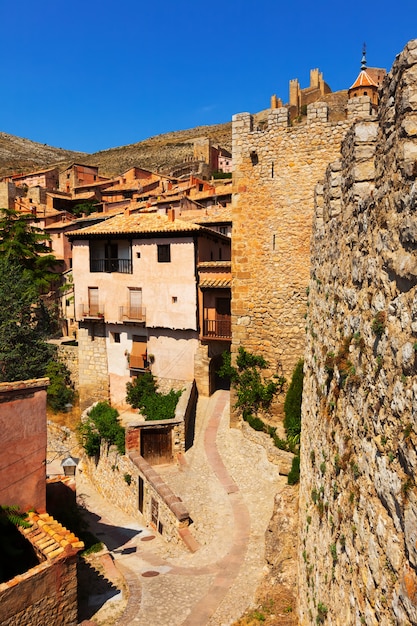 calle medieval con antigua fortaleza