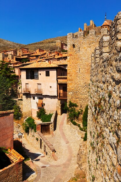 calle medieval con antigua fortaleza