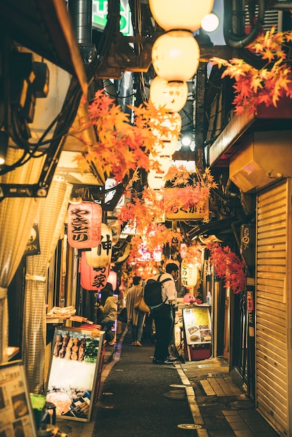 Foto gratuita calle de noche en la ciudad con luces y gente.