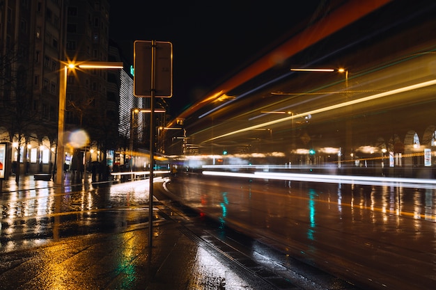 Calle de noche en larga exposición