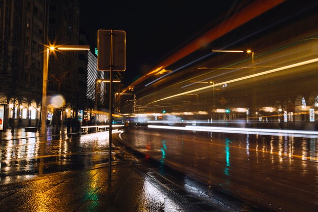 Calle de noche en larga exposición