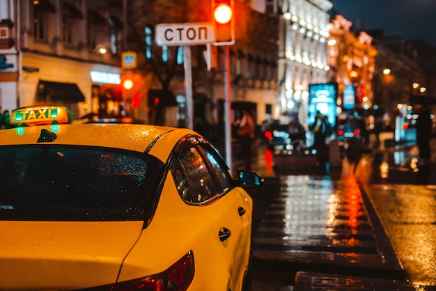 Calle de noche con tráfico.