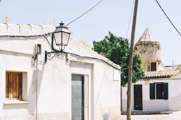 Calle de un pueblo en un día soleado