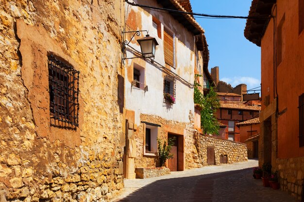 Calle soleada de la ciudad española en verano