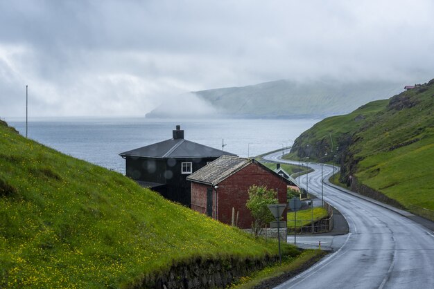 Calle vacía que conecta dos islas y un cielo brumoso