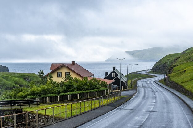 Calle vacía que une dos islas junto con el cielo brumoso