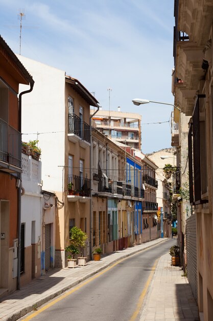 Calle vieja en la ciudad española. Alicante