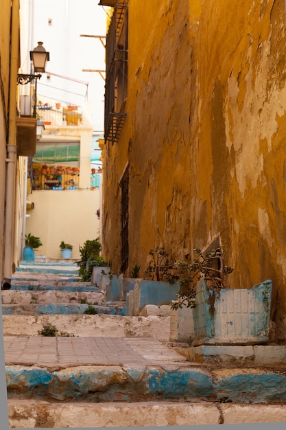 calle en la vieja ciudad española. Alicante