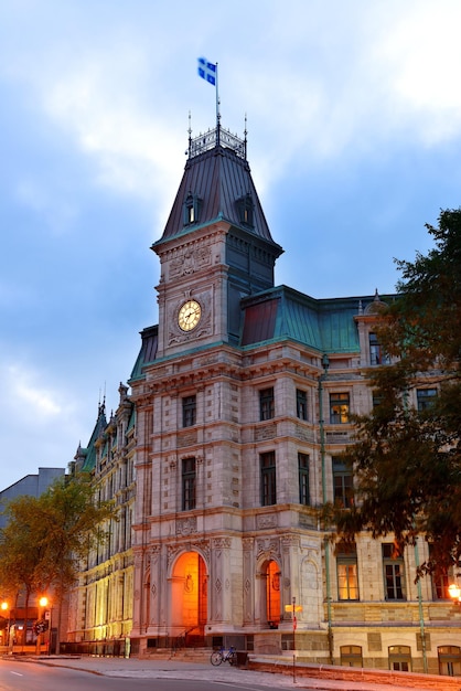 Calle vieja de la ciudad de Quebec en la oscuridad