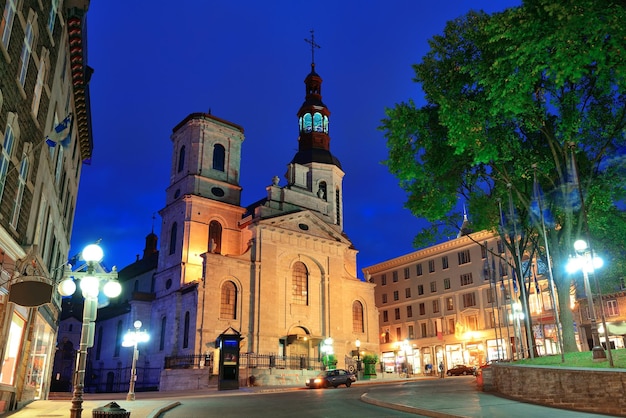 Calle vieja de la ciudad de Quebec en la oscuridad