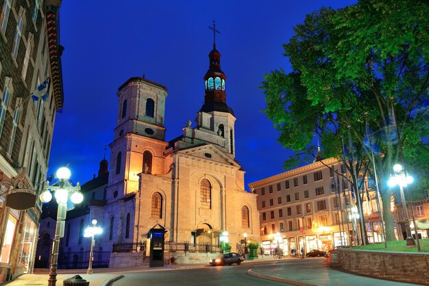 Calle vieja de la ciudad de Quebec en la oscuridad