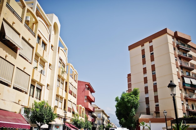 Calles con arquitectura de los edificios de la ciudad turística y vegetación tropical