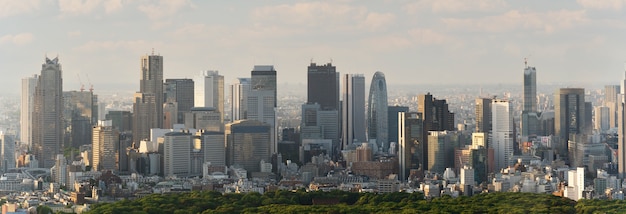 Foto gratuita calles de la ciudad y edificios altos