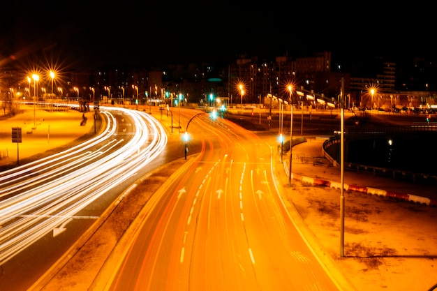 Foto gratuita calles de la ciudad por la noche