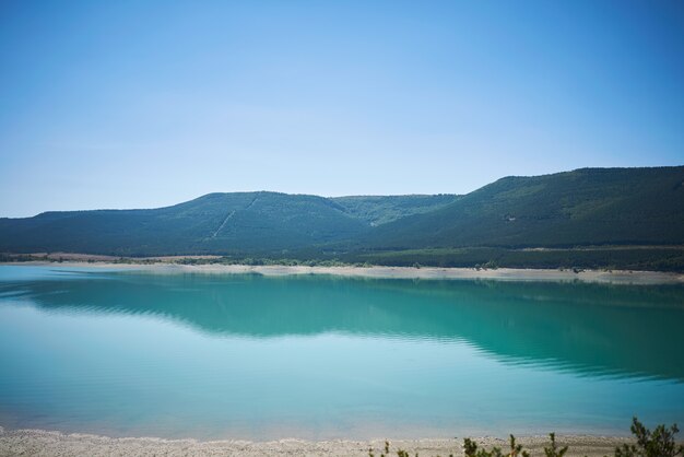 Calma bahía azul y colinas