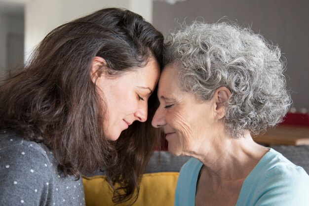 Calma senior madre e hija apoyándose mutuamente