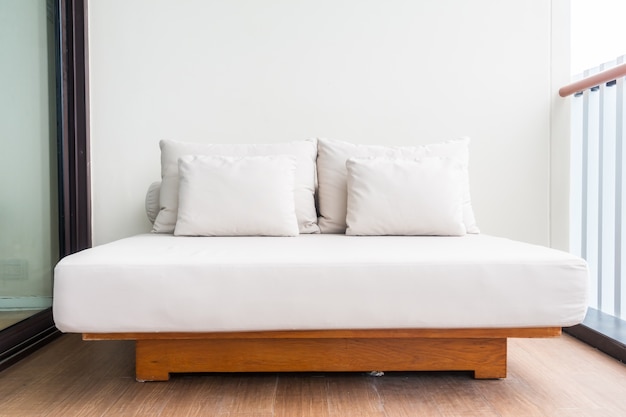 Cama de matrimonio con almohadas blancas