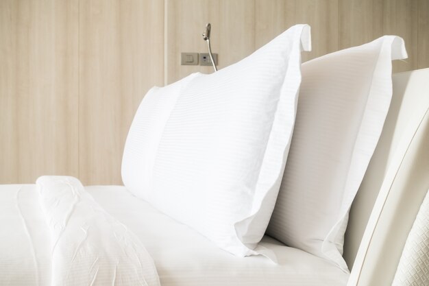 Cama de matrimonio con almohadas blancas