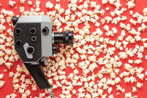 Cámara de cine vintage con palomitas de maíz