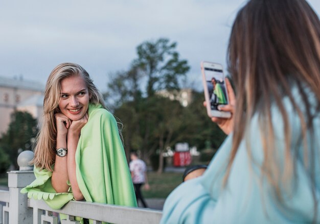 Cámara fotografiando a una mujer joven