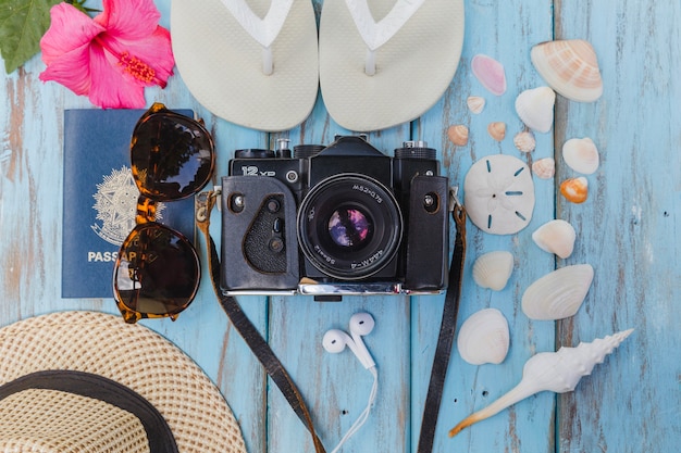 Cámara fotográfica y accesorios de playa