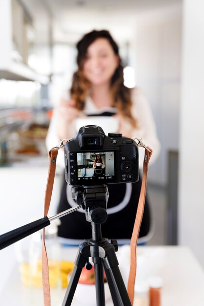 Cámara grabando mujer en cocina