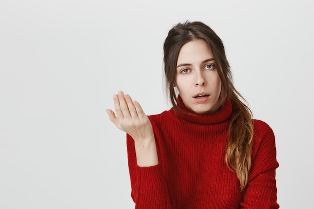 Foto gratuita cámara de mirada de chica aburrida y molesta