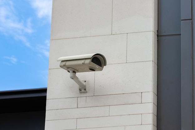 Cámara de vigilancia incorporada en el muro de piedra del edificio.