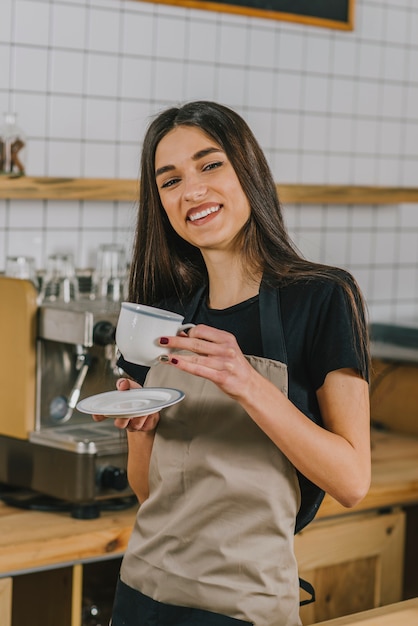 Foto gratuita camarera alegre con taza