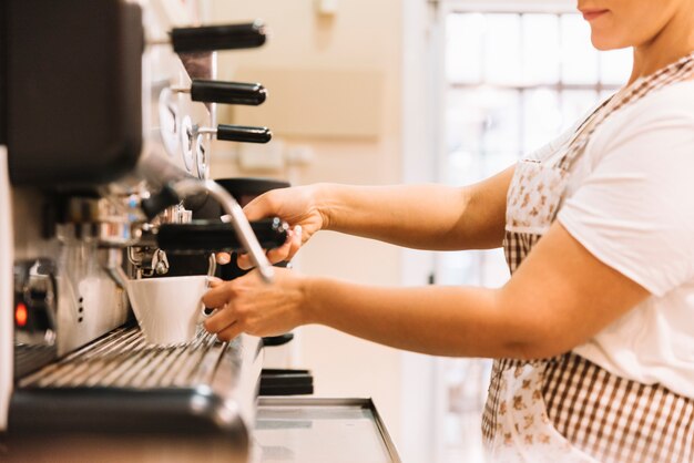 Camarera haciendo café