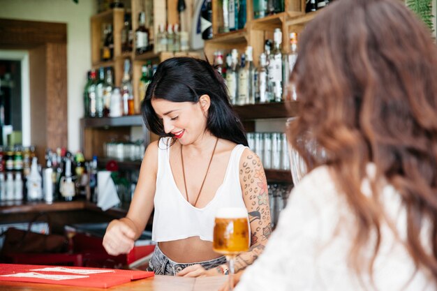 Camarera y mujer con cerveza