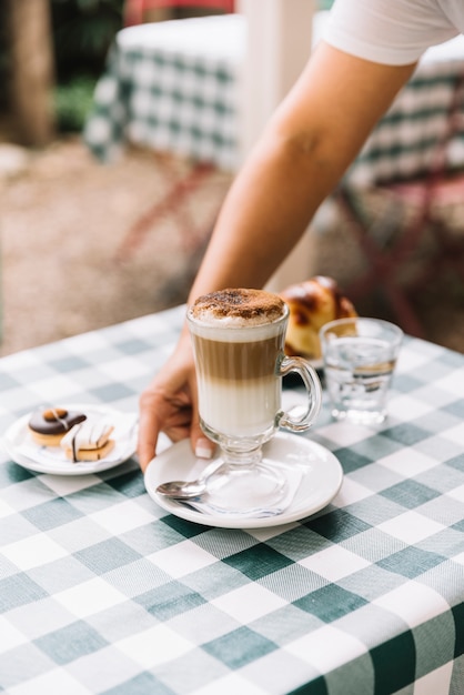 Camarera sirviendo café