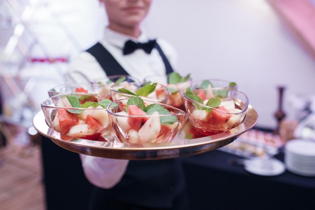 Foto gratuita camarero de catering con canapés