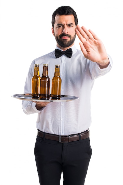Foto gratuita camarero, cerveza, botellas, bandeja, hacer, parada, señal