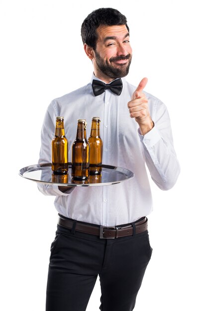 Camarero, cerveza, botellas, bandeja, señalar, frente