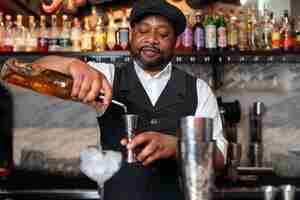 Foto gratuita camarero preparando bebida en el bar