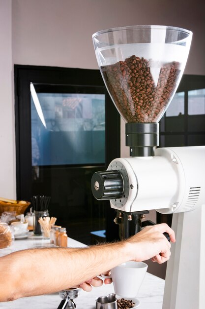 Camarero preparando café en la máquina de café