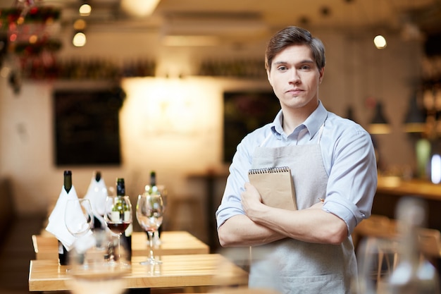 Foto gratuita camarero en restaurante