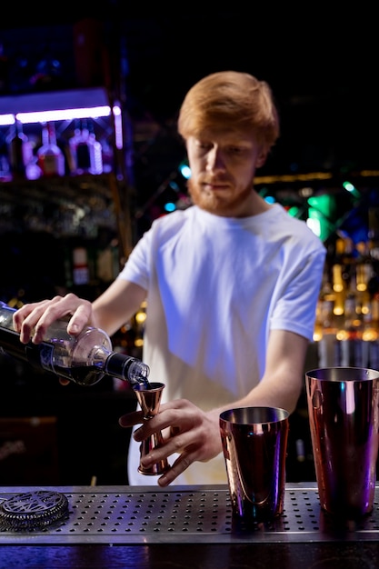 Foto gratuita camarero de tiro medio haciendo bebidas