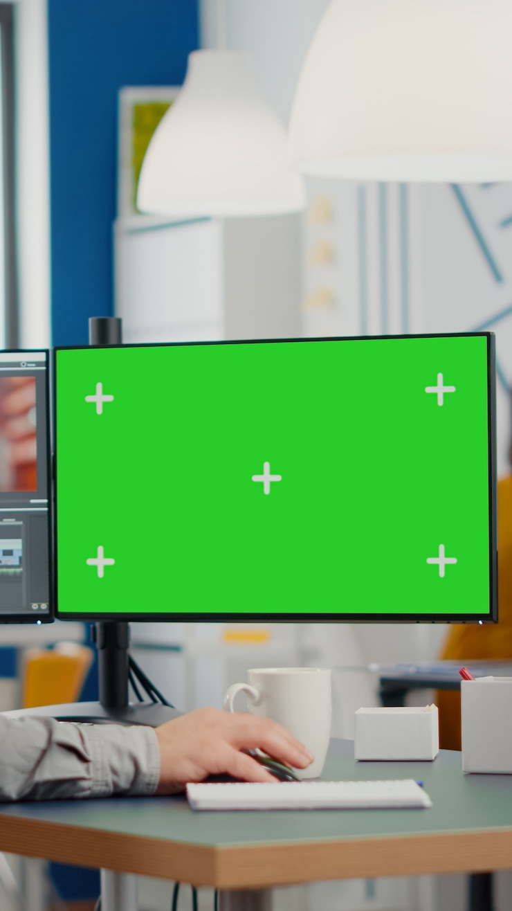 Foto gratuito camarógrafo con computadora con pantalla de clave de croma