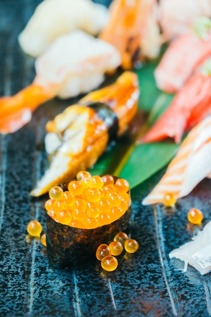 Camarones, atún, salmón fresco y fresco y otro sushi.