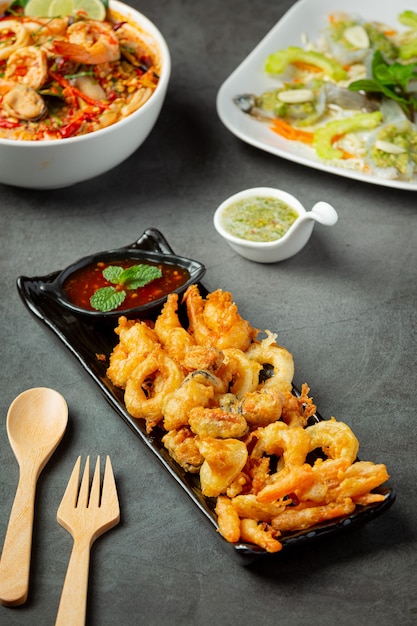 Foto gratuita camarones y calamares fritos con salsa picante