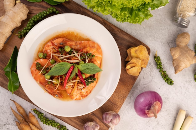 Camarones Chuchi en un plato con semillas de pimiento fresco