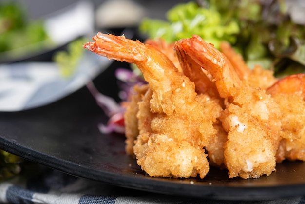 Foto gratuita camarones crujientes con ensalada